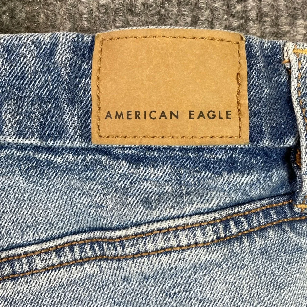 American Eagle Curvy Relaxed Short Womens 16 Light Blue Distressed Denim Strigid